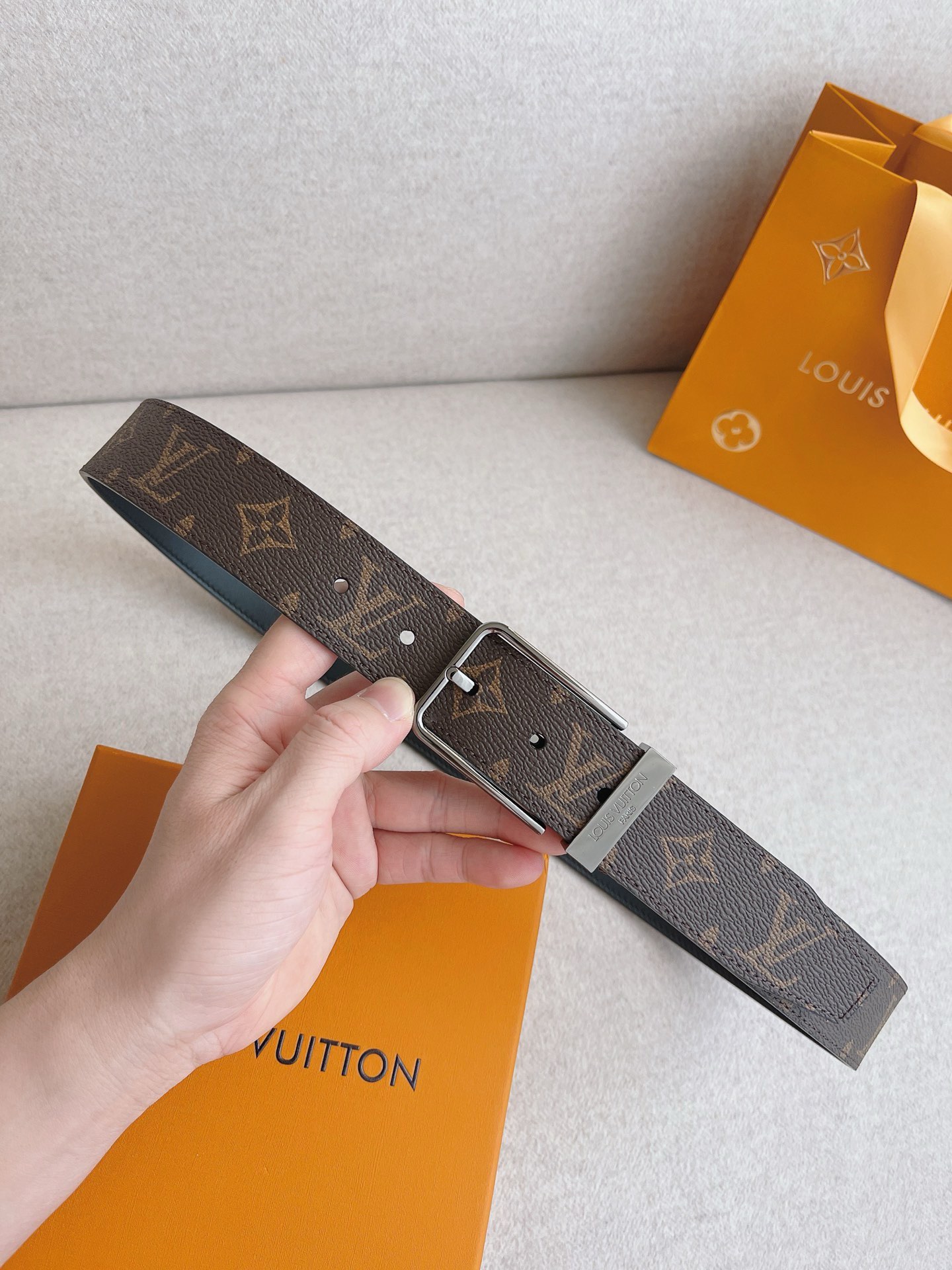 LV 男士皮带 顶级原单专柜品质 原厂皮料 精致做工 这款全新入门级腰带采用Monogram图案设计，是