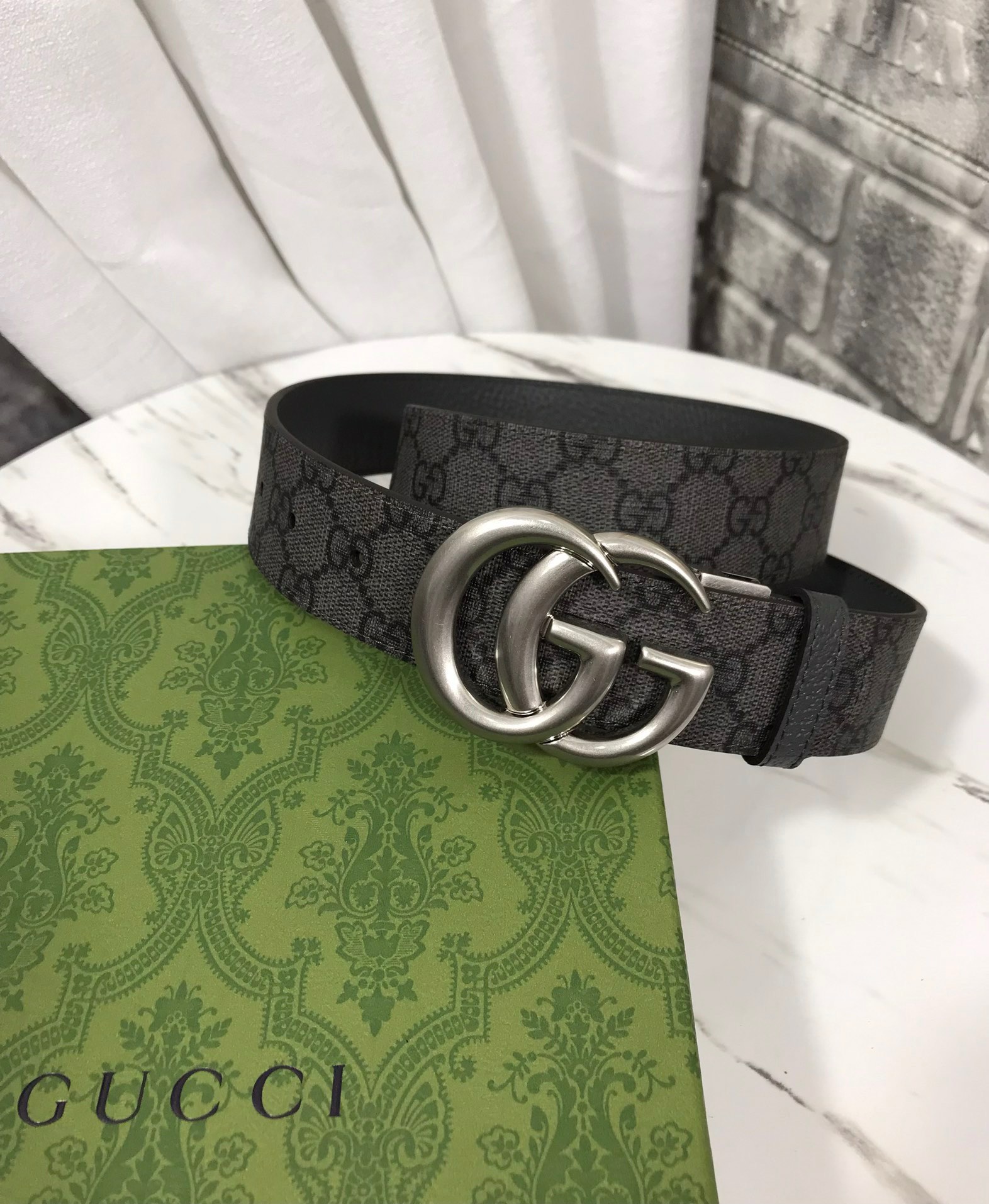 新款两面用腰带，尺寸:3.8cm，带身一面采用灰色gg印花防水面料搭配灰色野猪纹头层牛皮。gg铜金属旋转