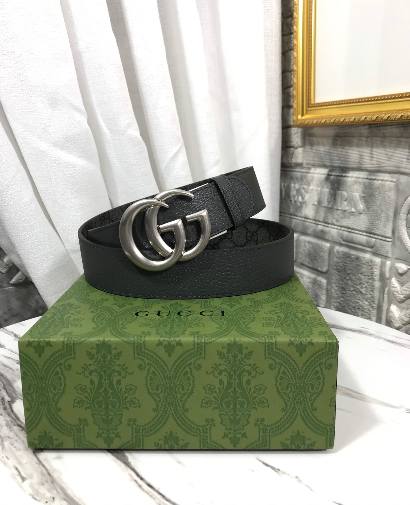 新款两面用腰带，尺寸:3.8cm，带身一面采用灰色gg印花防水面料搭配灰色野猪纹头层牛皮。gg铜金属旋转