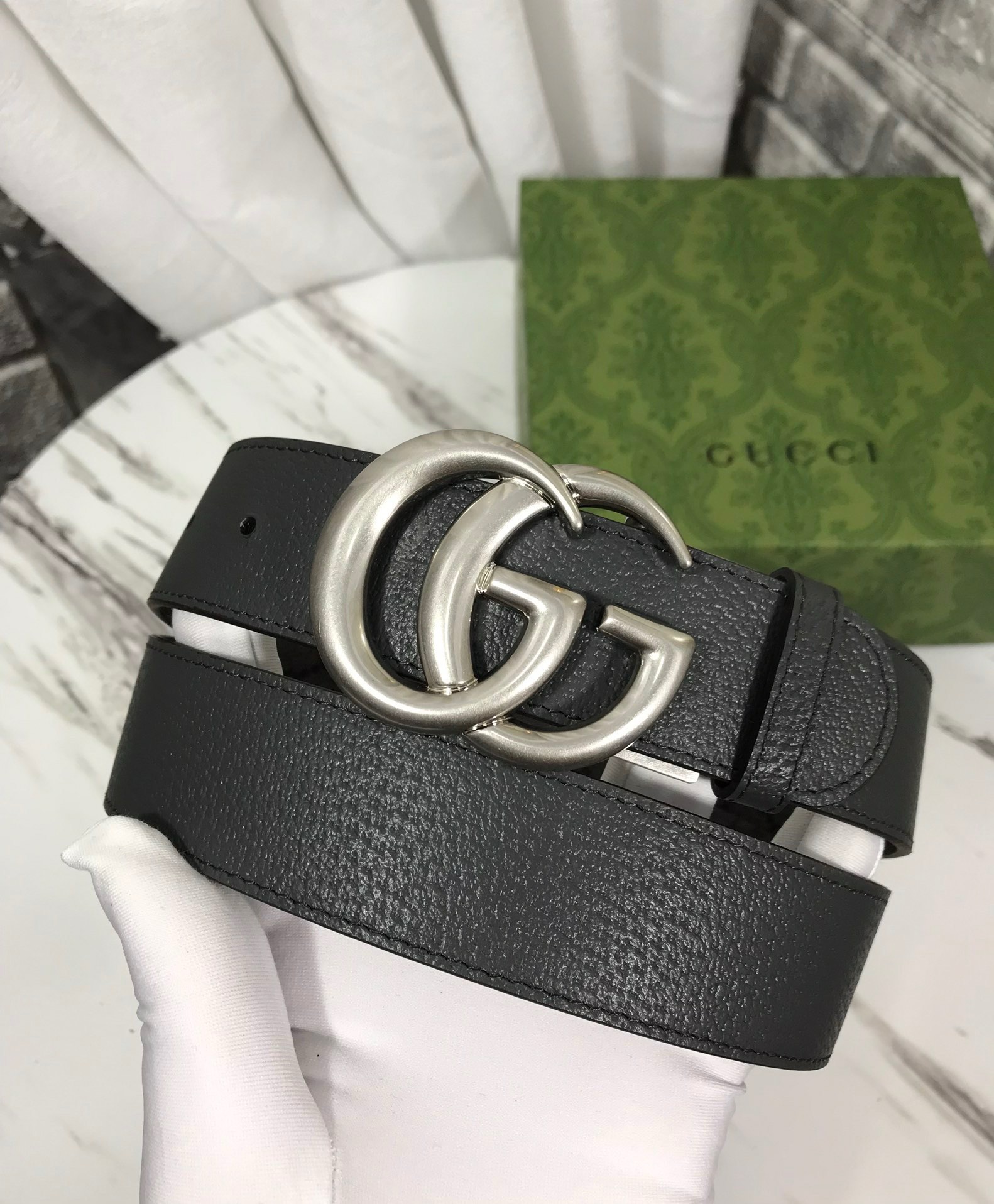 新款两面用腰带，尺寸:3.8cm，带身一面采用灰色gg印花防水面料搭配灰色野猪纹头层牛皮。gg铜金属旋转
