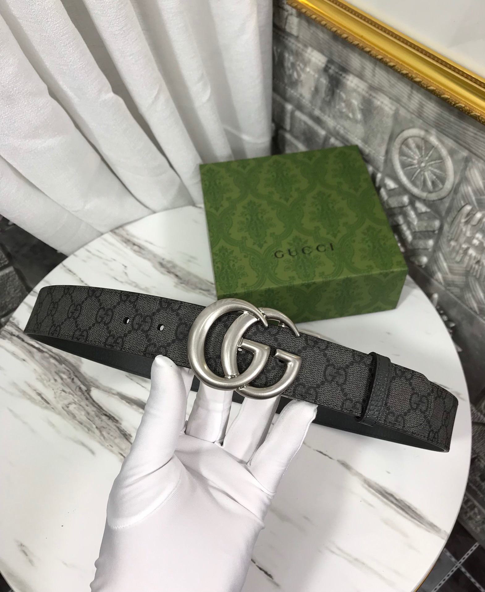 新款两面用腰带，尺寸:3.8cm，带身一面采用灰色gg印花防水面料搭配灰色野猪纹头层牛皮。gg铜金属旋转