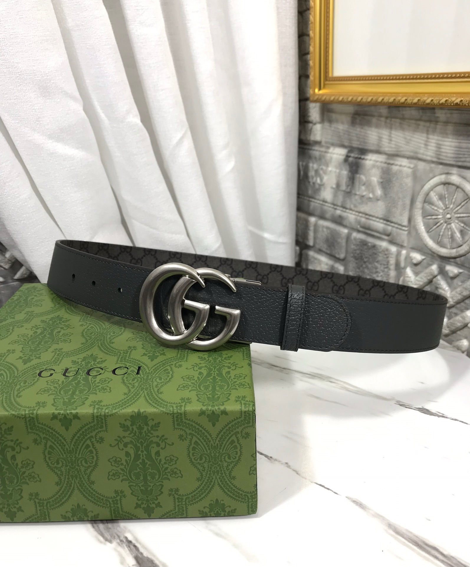 新款两面用腰带，尺寸:3.8cm，带身一面采用灰色gg印花防水面料搭配灰色野猪纹头层牛皮。gg铜金属旋转