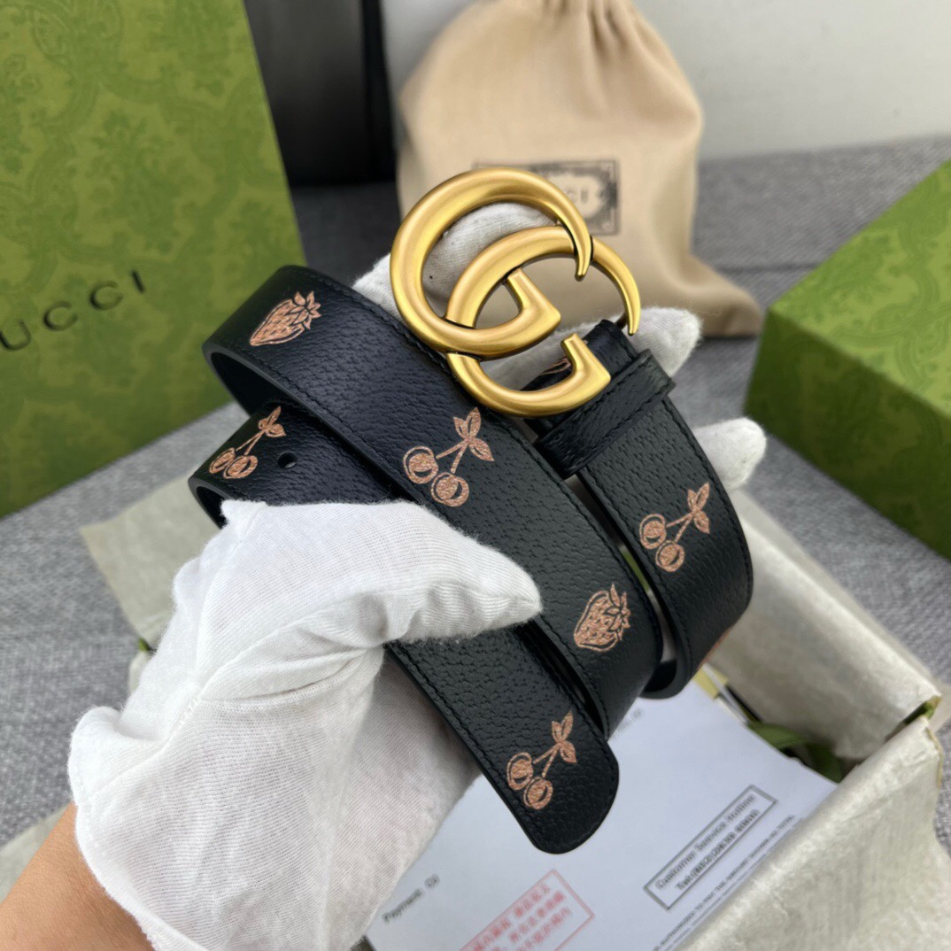 GUCCI 古奇 女士腰带 水果和蔬菜是 Gucci 俏皮精神的象征，它们已经成为当代 House ，这