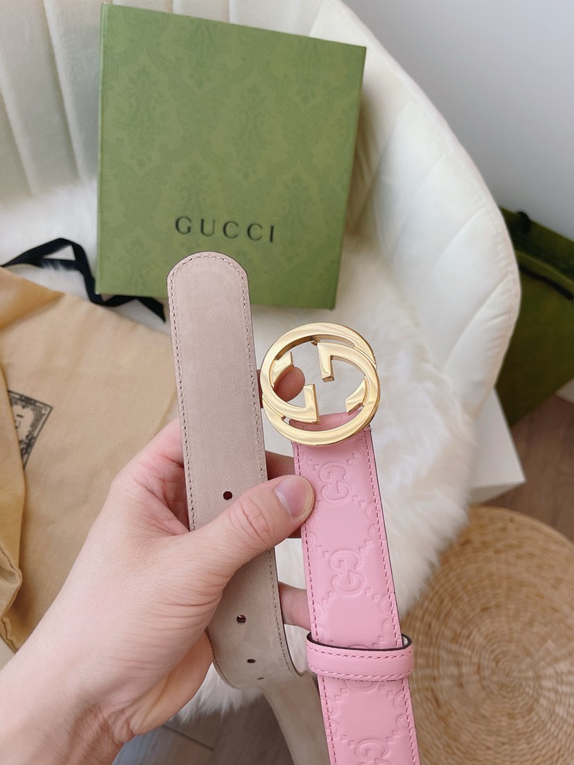 GUCCI 专柜同款女士系列，采用热压印 Gucci Signature 皮革，触感厚实，印花图案清晰分