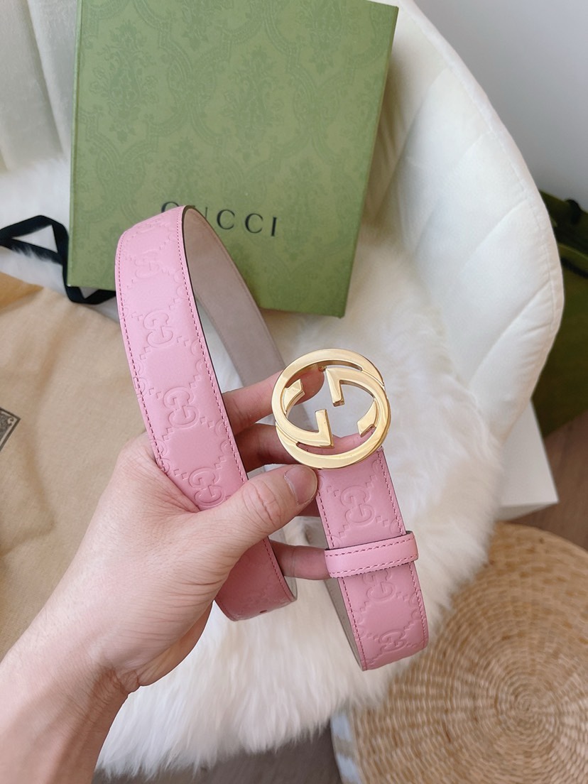 GUCCI 专柜同款女士系列，采用热压印 Gucci Signature 皮革，触感厚实，印花图案清晰分