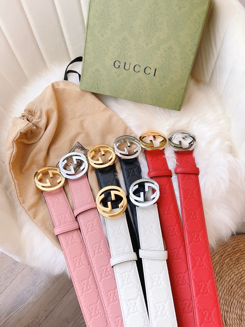 GUCCI 专柜同款女士系列，采用热压印 Gucci Signature 皮革，触感厚实，印花图案清晰分
