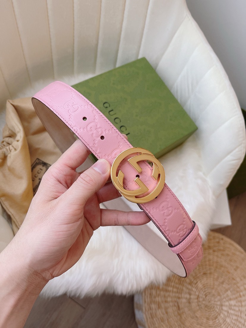 GUCCI 专柜同款女士系列，采用热压印 Gucci Signature 皮革，触感厚实，印花图案清晰分