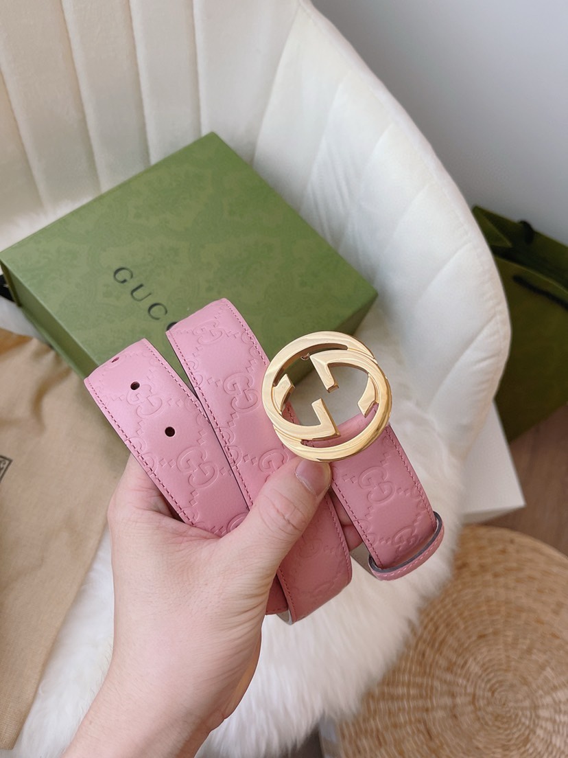 GUCCI 专柜同款女士系列，采用热压印 Gucci Signature 皮革，触感厚实，印花图案清晰分