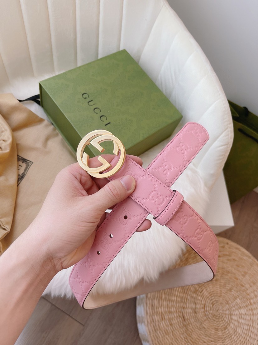 GUCCI 专柜同款女士系列，采用热压印 Gucci Signature 皮革，触感厚实，印花图案清晰分