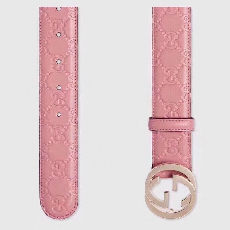 GUCCI 专柜同款女士系列，采用热压印 Gucci Signature 皮革，触感厚实，印花图案清晰分