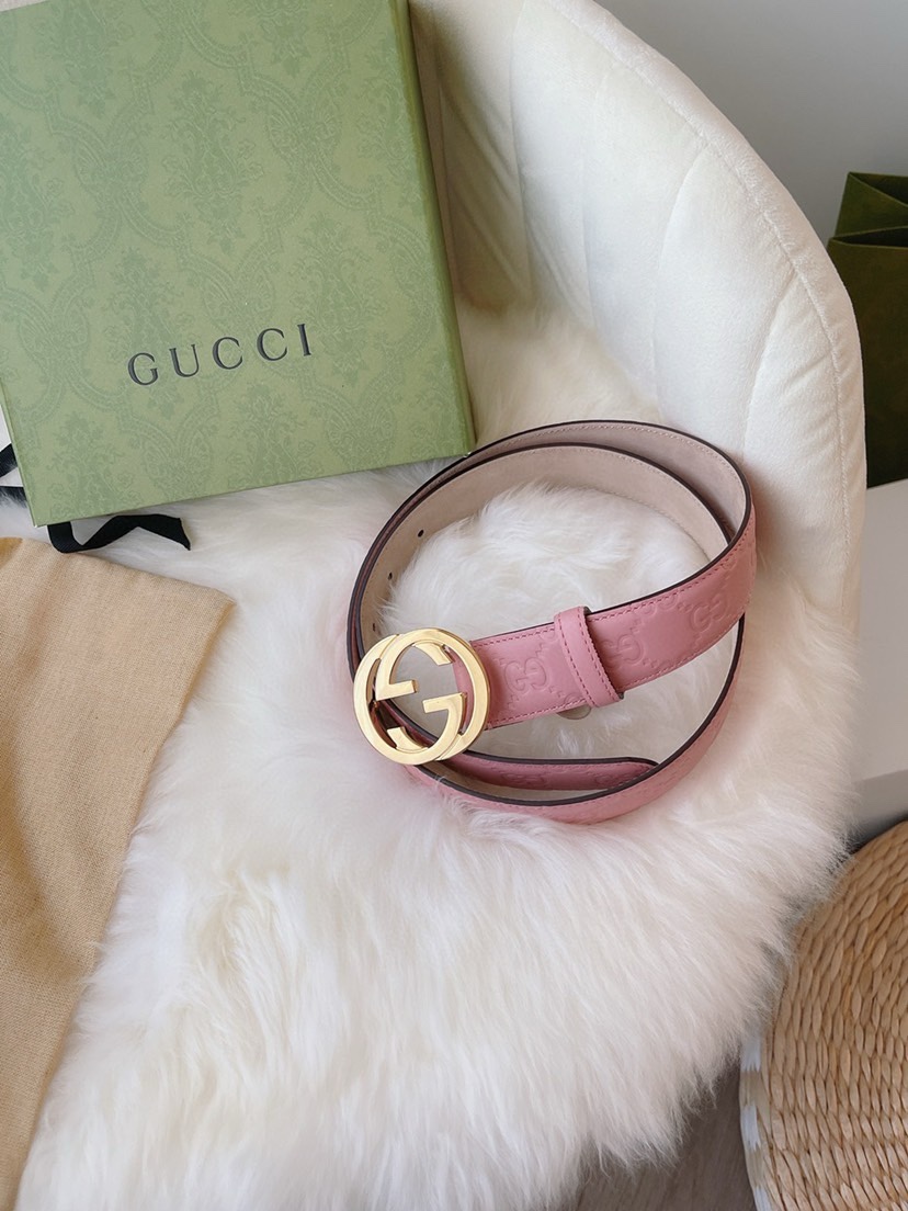 GUCCI 专柜同款女士系列，采用热压印 Gucci Signature 皮革，触感厚实，印花图案清晰分