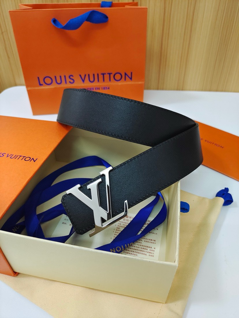 LV Initiales Everyday LV 双面腰带令 Louis Vuitton! 标识加入经典