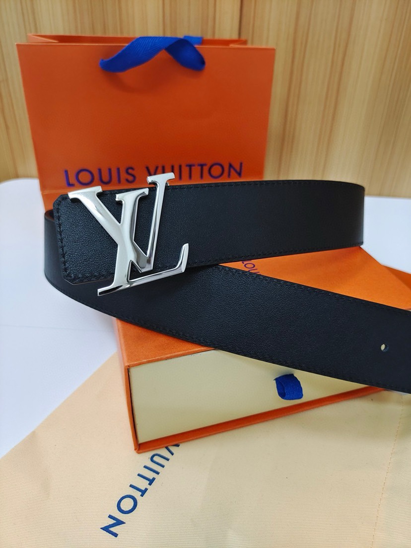 LV Initiales Everyday LV 双面腰带令 Louis Vuitton! 标识加入经典