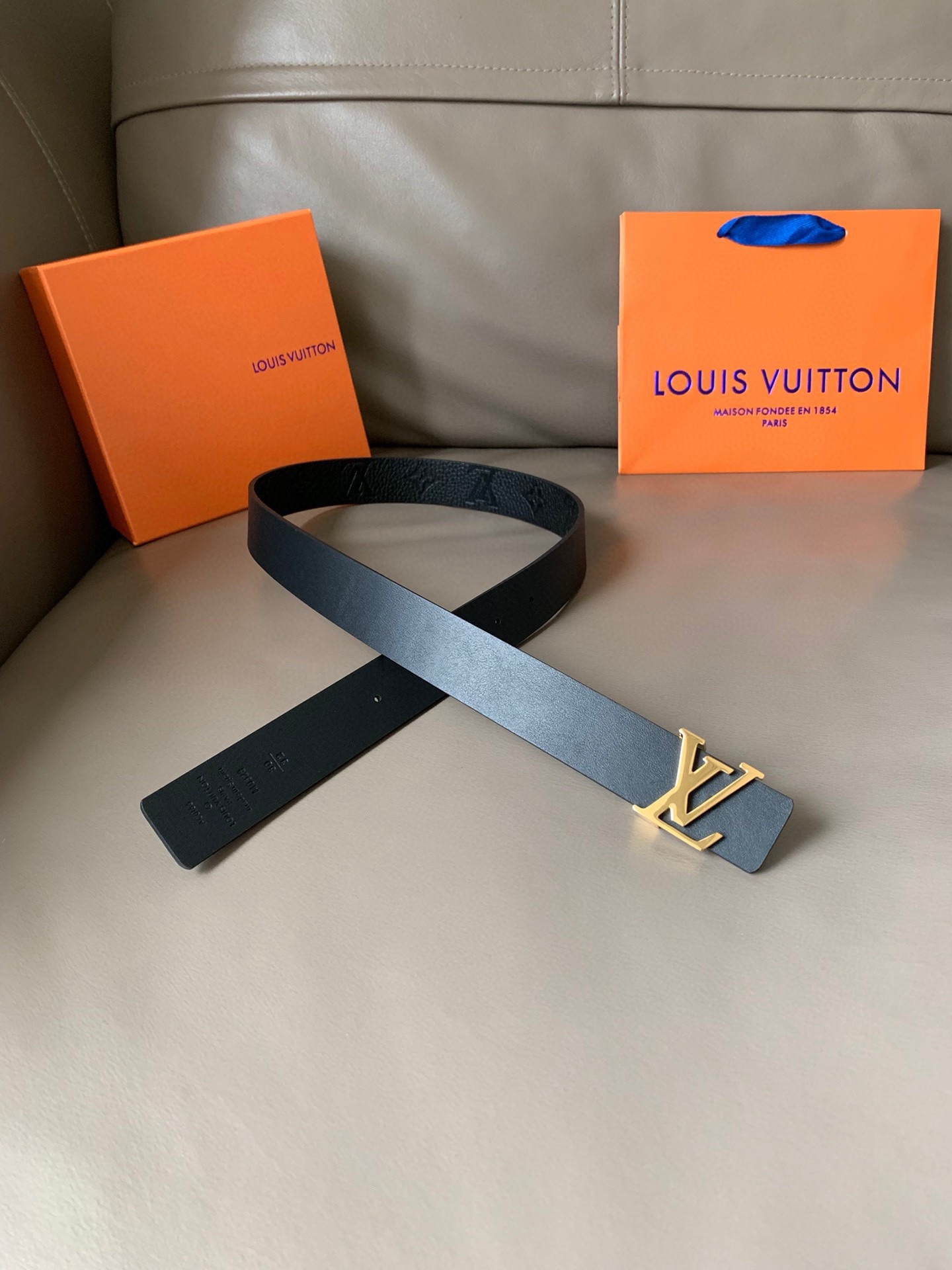 代购级 l v 专柜同款 宽3.0cm  lv iconic 双面腰带焕现新意：经典 monogram 
