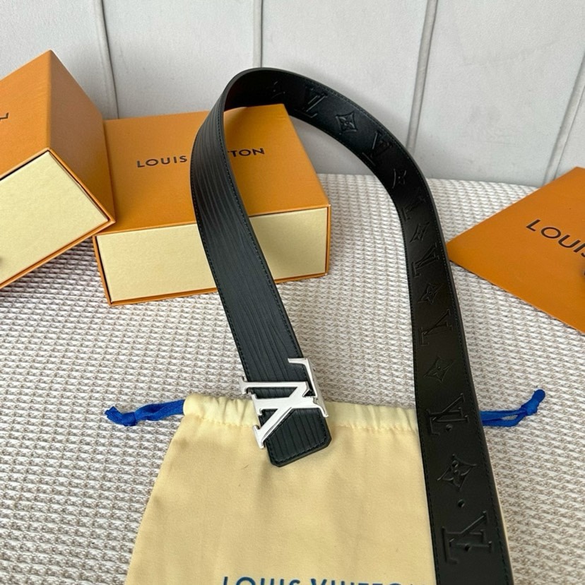 P 寬：40mm 𝕃𝕠𝕦𝕚𝕤 𝕧𝕦𝕚𝕥𝕥𝕠𝕟 驢家新品 雙面均可使用 進口原廠大水波紋牛皮 另一面小牛皮