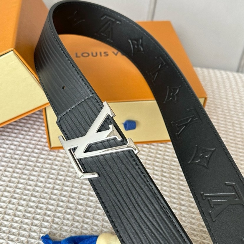 P 寬：40mm 𝕃𝕠𝕦𝕚𝕤 𝕧𝕦𝕚𝕥𝕥𝕠𝕟 驢家新品 雙面均可使用 進口原廠大水波紋牛皮 另一面小牛皮