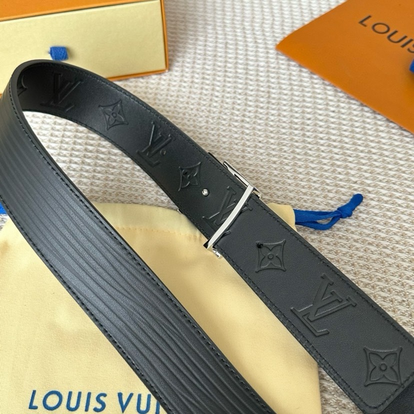 P 寬：40mm 𝕃𝕠𝕦𝕚𝕤 𝕧𝕦𝕚𝕥𝕥𝕠𝕟 驢家新品 雙面均可使用 進口原廠大水波紋牛皮 另一面小牛皮