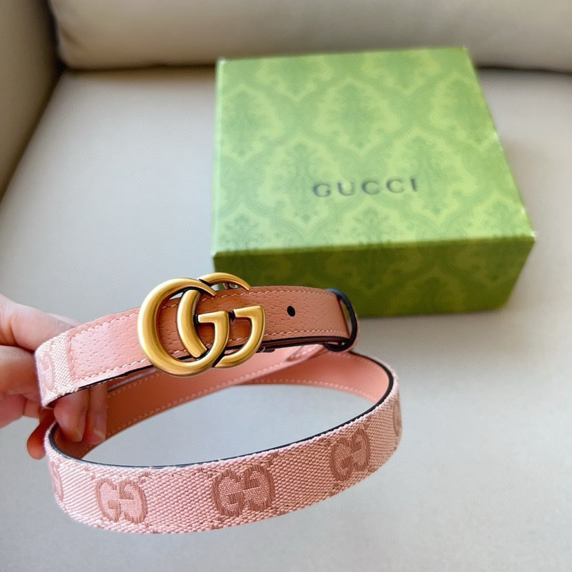 经典设计经Gucci视角焕新演绎，与醒目细节相得益彰。这款窄版腰带采用柔软皮革精制而成，饰有闪耀金色调G