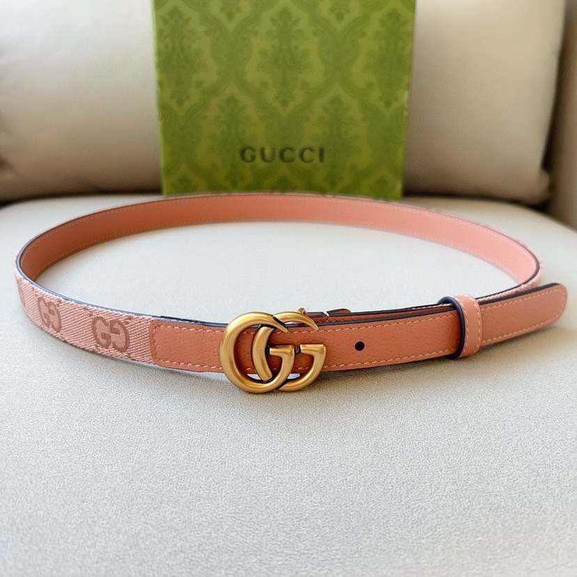 经典设计经Gucci视角焕新演绎，与醒目细节相得益彰。这款窄版腰带采用柔软皮革精制而成，饰有闪耀金色调G