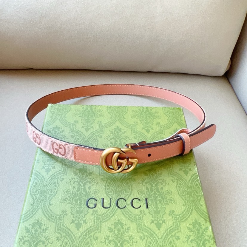 经典设计经Gucci视角焕新演绎，与醒目细节相得益彰。这款窄版腰带采用柔软皮革精制而成，饰有闪耀金色调G