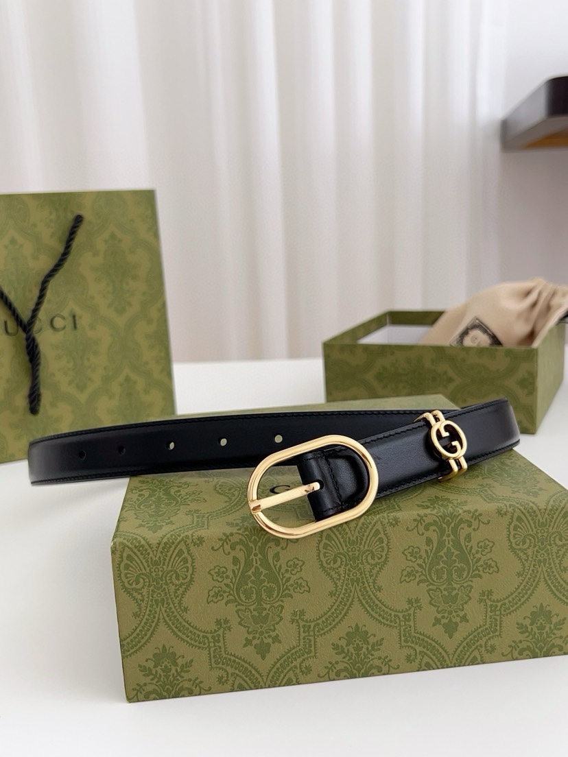 配包装古奇 2024早春系列匠心融蕴各式造型，这款亮眼吸睛的腰带以黑色皮革匠心打造，巧妙融入圆形互扣式双