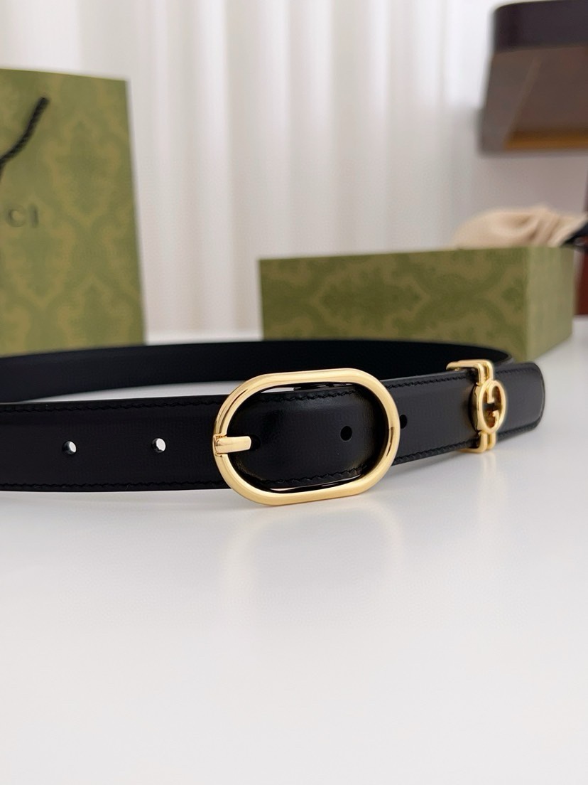 配包装古奇 2024早春系列匠心融蕴各式造型，这款亮眼吸睛的腰带以黑色皮革匠心打造，巧妙融入圆形互扣式双