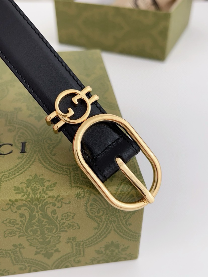 配包装古奇 2024早春系列匠心融蕴各式造型，这款亮眼吸睛的腰带以黑色皮革匠心打造，巧妙融入圆形互扣式双