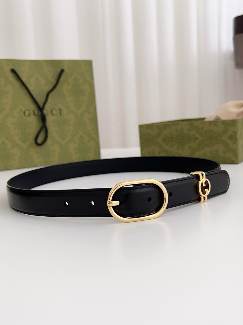 配包装古奇 2024早春系列匠心融蕴各式造型，这款亮眼吸睛的腰带以黑色皮革匠心打造，巧妙融入圆形互扣式双