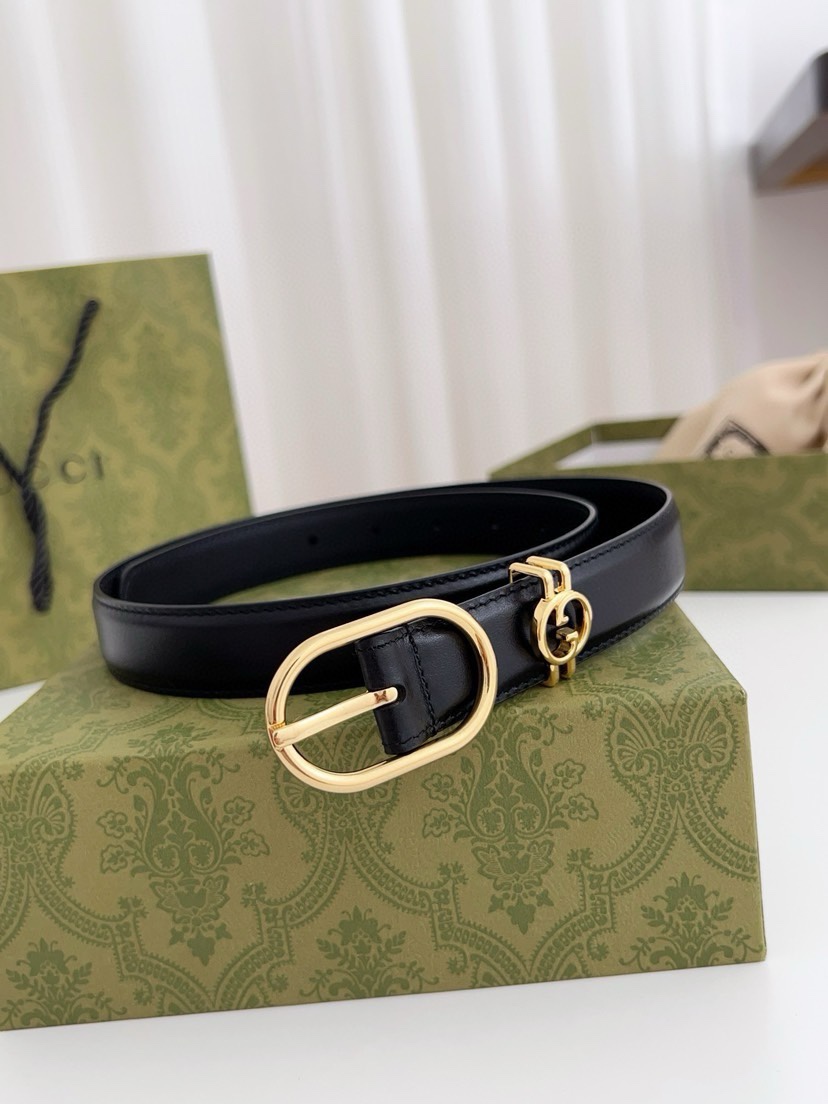配包装古奇 2024早春系列匠心融蕴各式造型，这款亮眼吸睛的腰带以黑色皮革匠心打造，巧妙融入圆形互扣式双