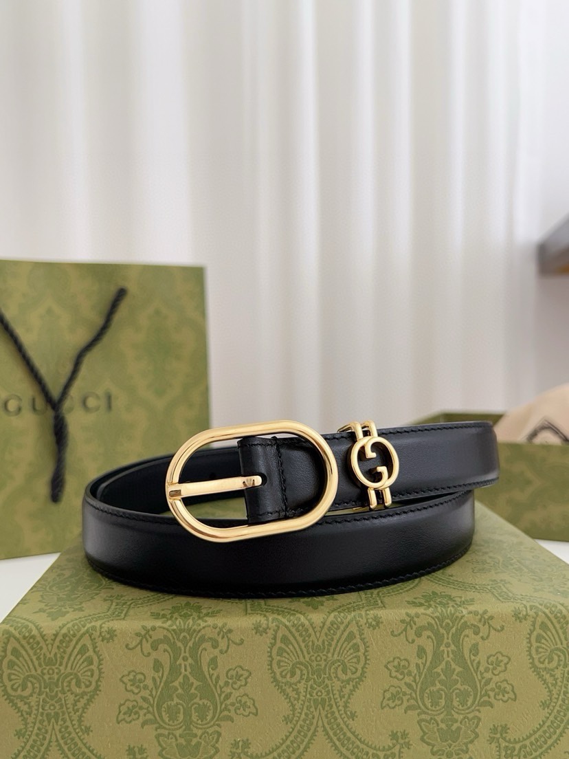 配包装古奇 2024早春系列匠心融蕴各式造型，这款亮眼吸睛的腰带以黑色皮革匠心打造，巧妙融入圆形互扣式双