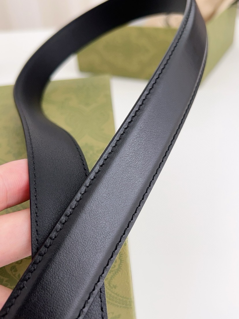 配包装古奇 2024早春系列匠心融蕴各式造型，这款亮眼吸睛的腰带以黑色皮革匠心打造，巧妙融入圆形互扣式双