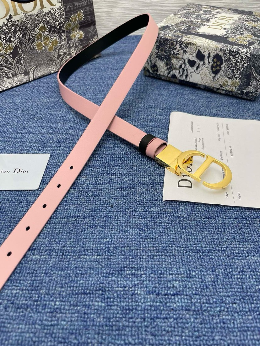 配全套包装 这款 2.0cm。Montaigne 腰带从同名手袋汲取灵感，可翻面使用，以双面设计重新诠释