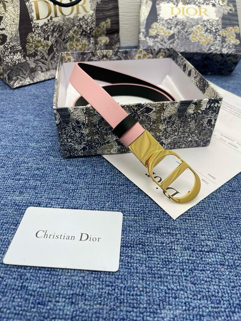 配全套包装 这款 2.0cm。Montaigne 腰带从同名手袋汲取灵感，可翻面使用，以双面设计重新诠释