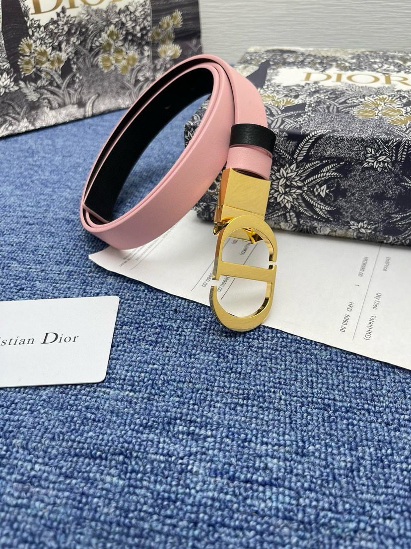 配全套包装 这款 2.0cm。Montaigne 腰带从同名手袋汲取灵感，可翻面使用，以双面设计重新诠释