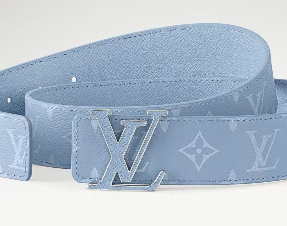 当季新款 40mm可翻转皮带在Monogram Canvas一侧和皮革背面均采用柔和的蓝色十字纹。扣件是