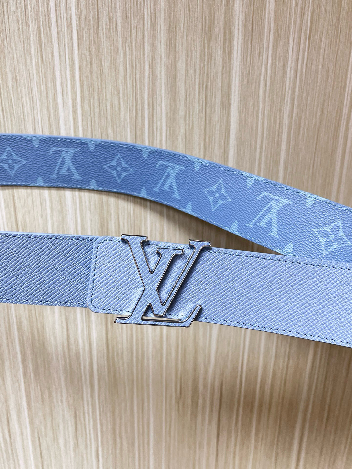 当季新款 40mm可翻转皮带在Monogram Canvas一侧和皮革背面均采用柔和的蓝色十字纹。扣件是