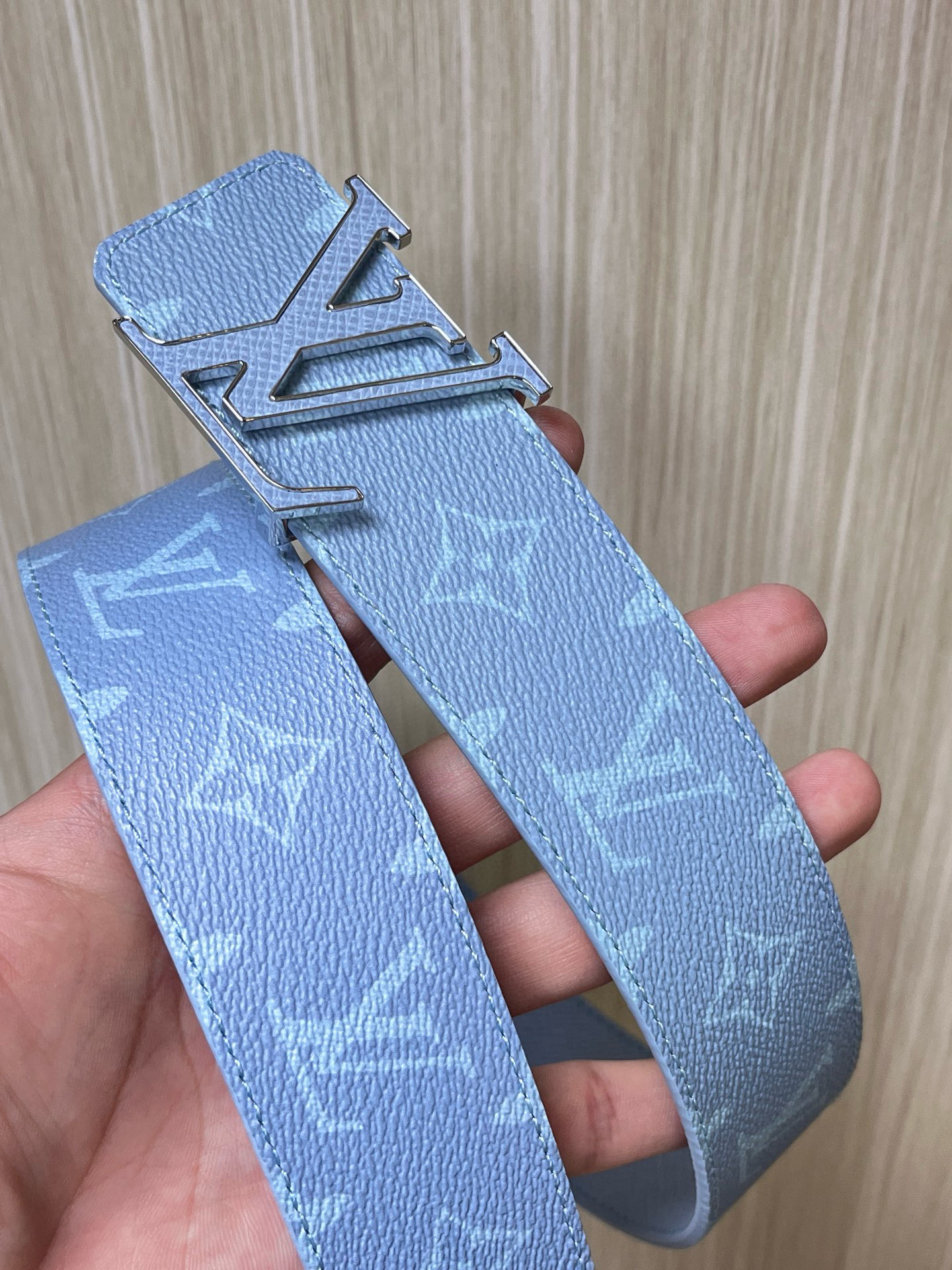 当季新款 40mm可翻转皮带在Monogram Canvas一侧和皮革背面均采用柔和的蓝色十字纹。扣件是