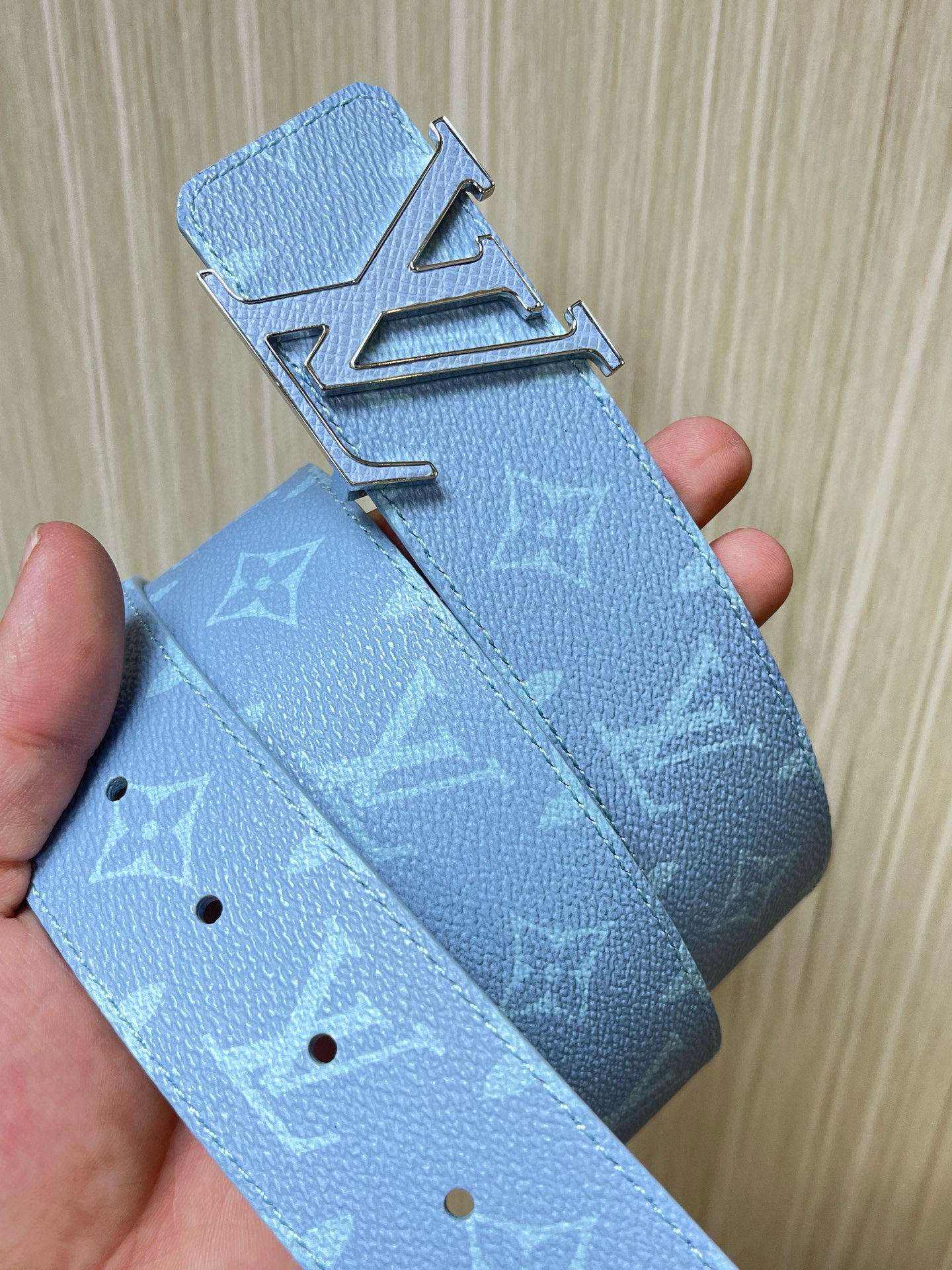 当季新款 40mm可翻转皮带在Monogram Canvas一侧和皮革背面均采用柔和的蓝色十字纹。扣件是