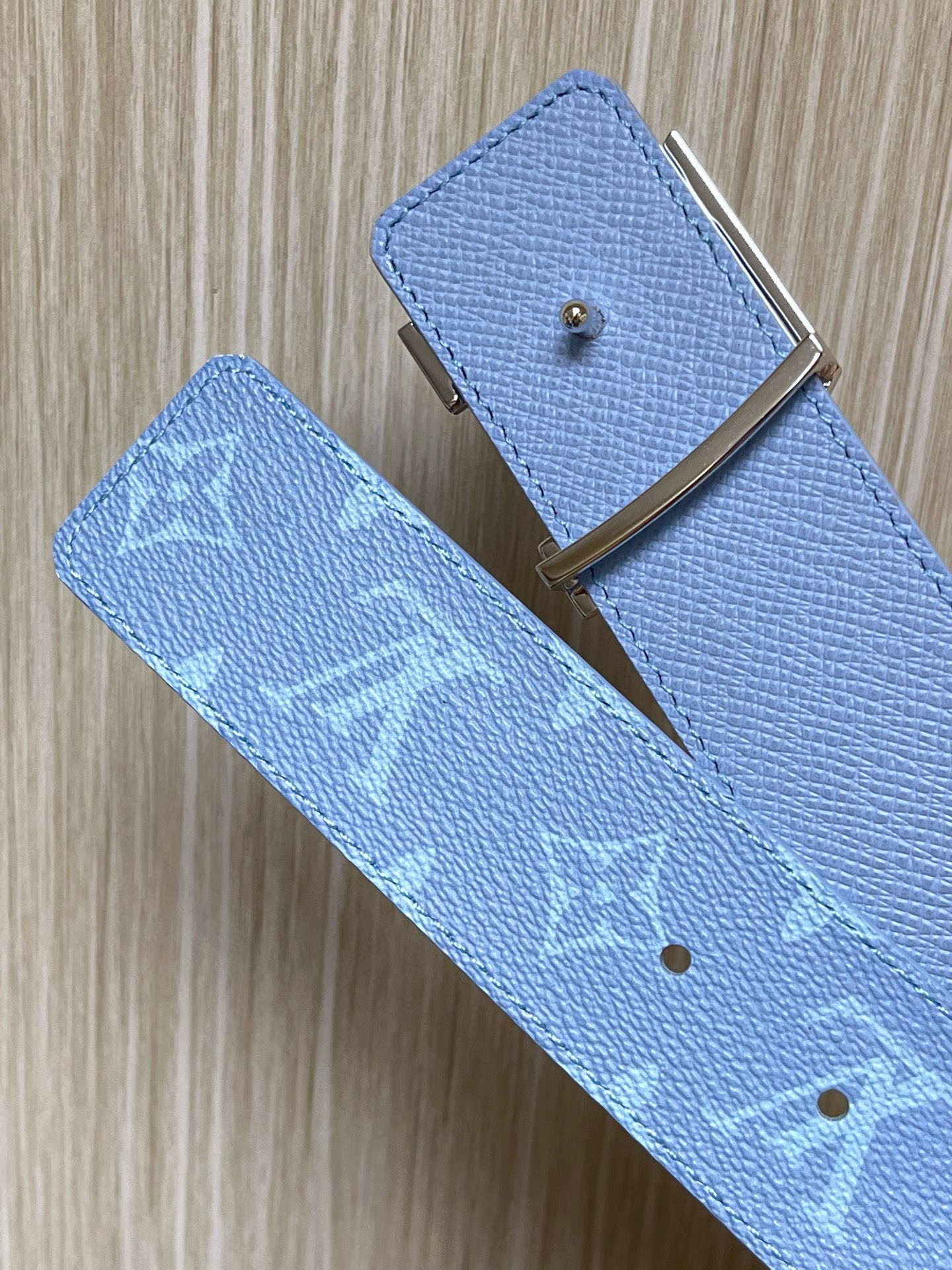 当季新款 40mm可翻转皮带在Monogram Canvas一侧和皮革背面均采用柔和的蓝色十字纹。扣件是