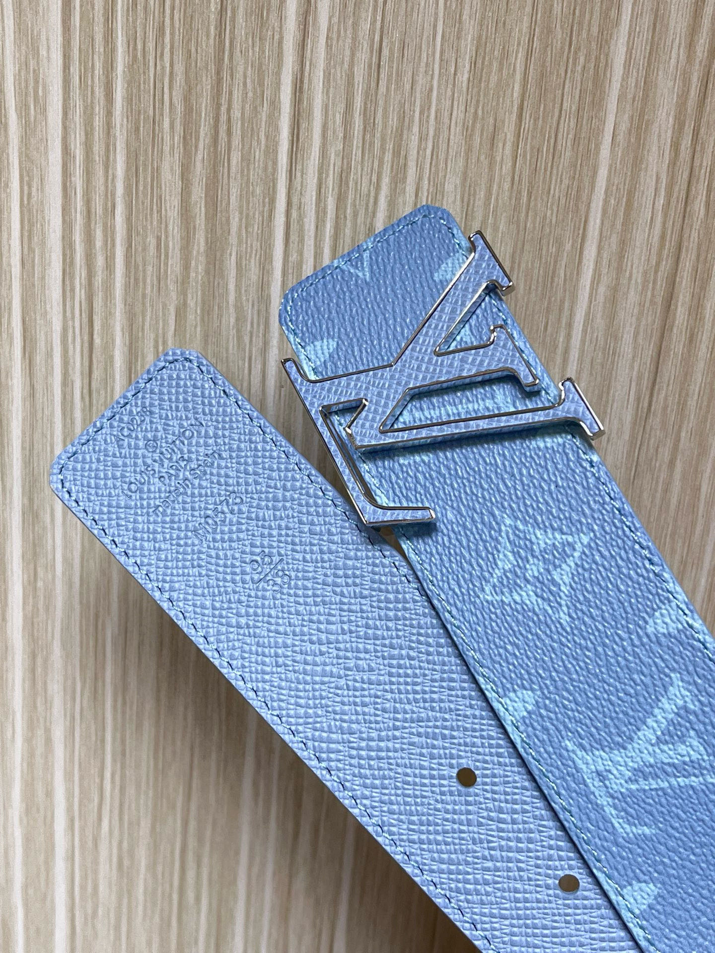 当季新款 40mm可翻转皮带在Monogram Canvas一侧和皮革背面均采用柔和的蓝色十字纹。扣件是