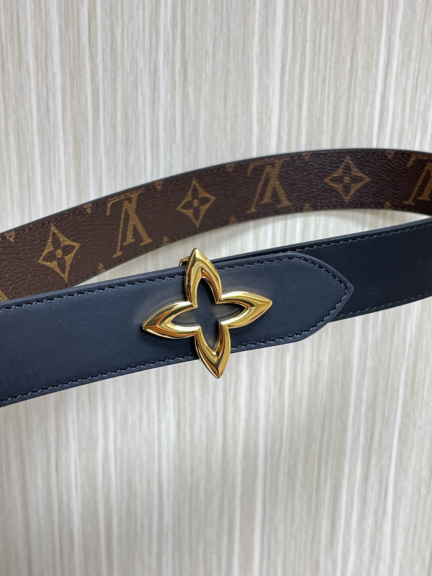 路易威登双面腰带选用 Monogram 帆布和 Monogram 压纹皮革演绎两式风尚，以宛若珠宝的柔美