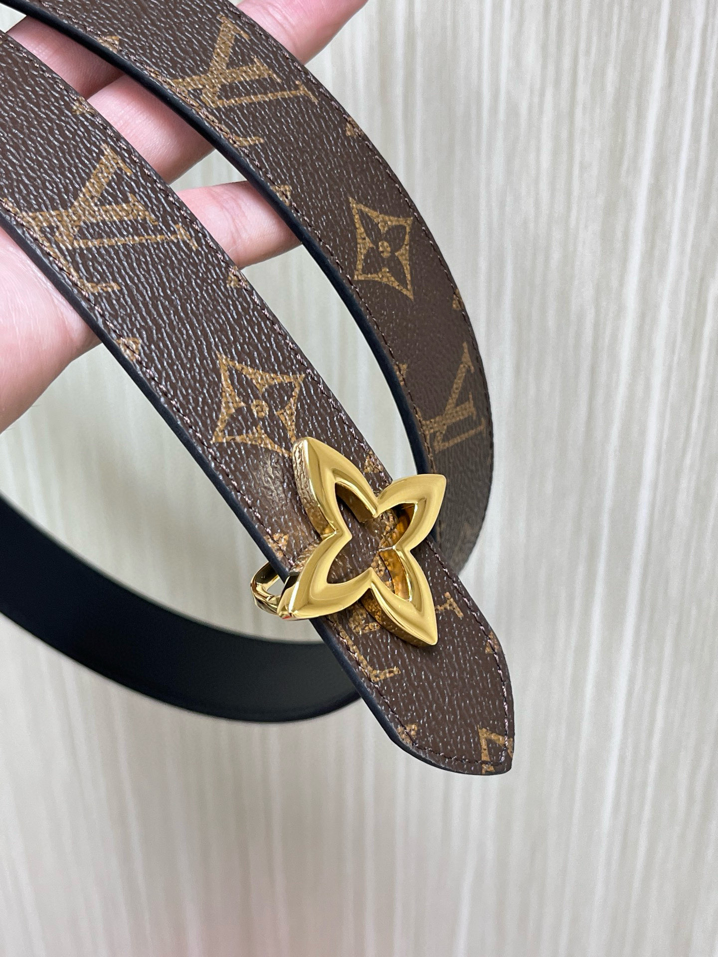 路易威登双面腰带选用 Monogram 帆布和 Monogram 压纹皮革演绎两式风尚，以宛若珠宝的柔美