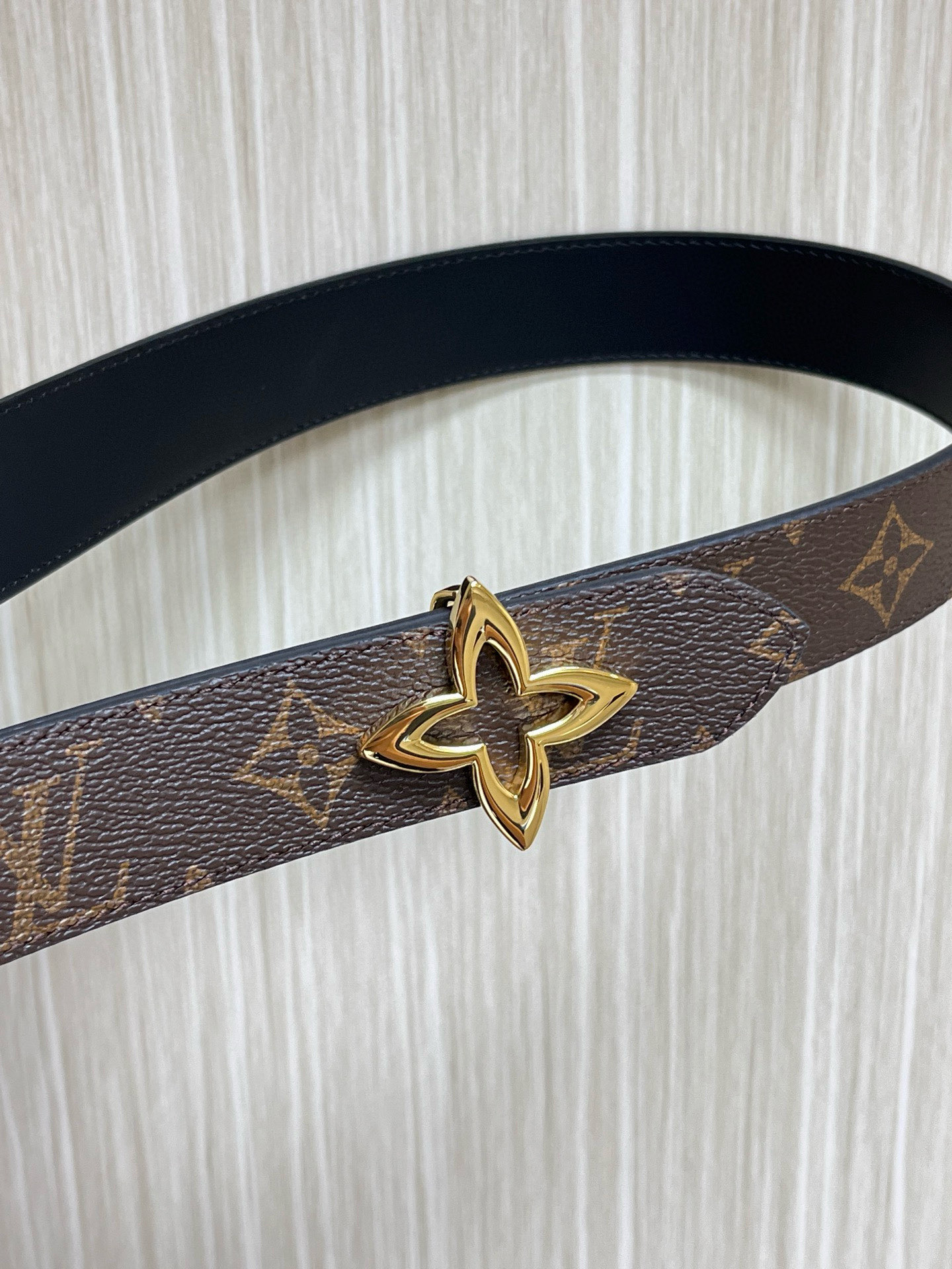路易威登双面腰带选用 Monogram 帆布和 Monogram 压纹皮革演绎两式风尚，以宛若珠宝的柔美