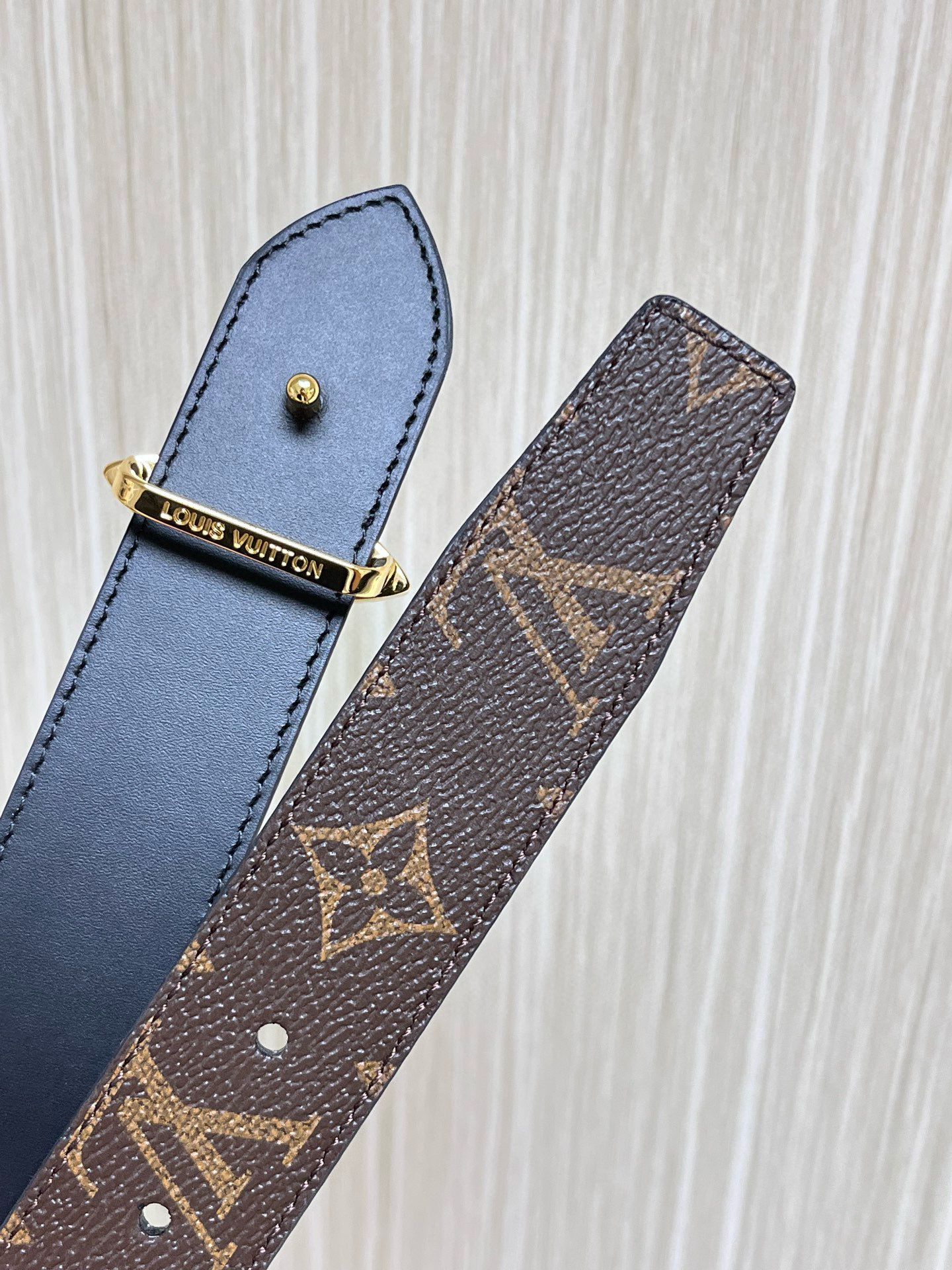 路易威登双面腰带选用 Monogram 帆布和 Monogram 压纹皮革演绎两式风尚，以宛若珠宝的柔美