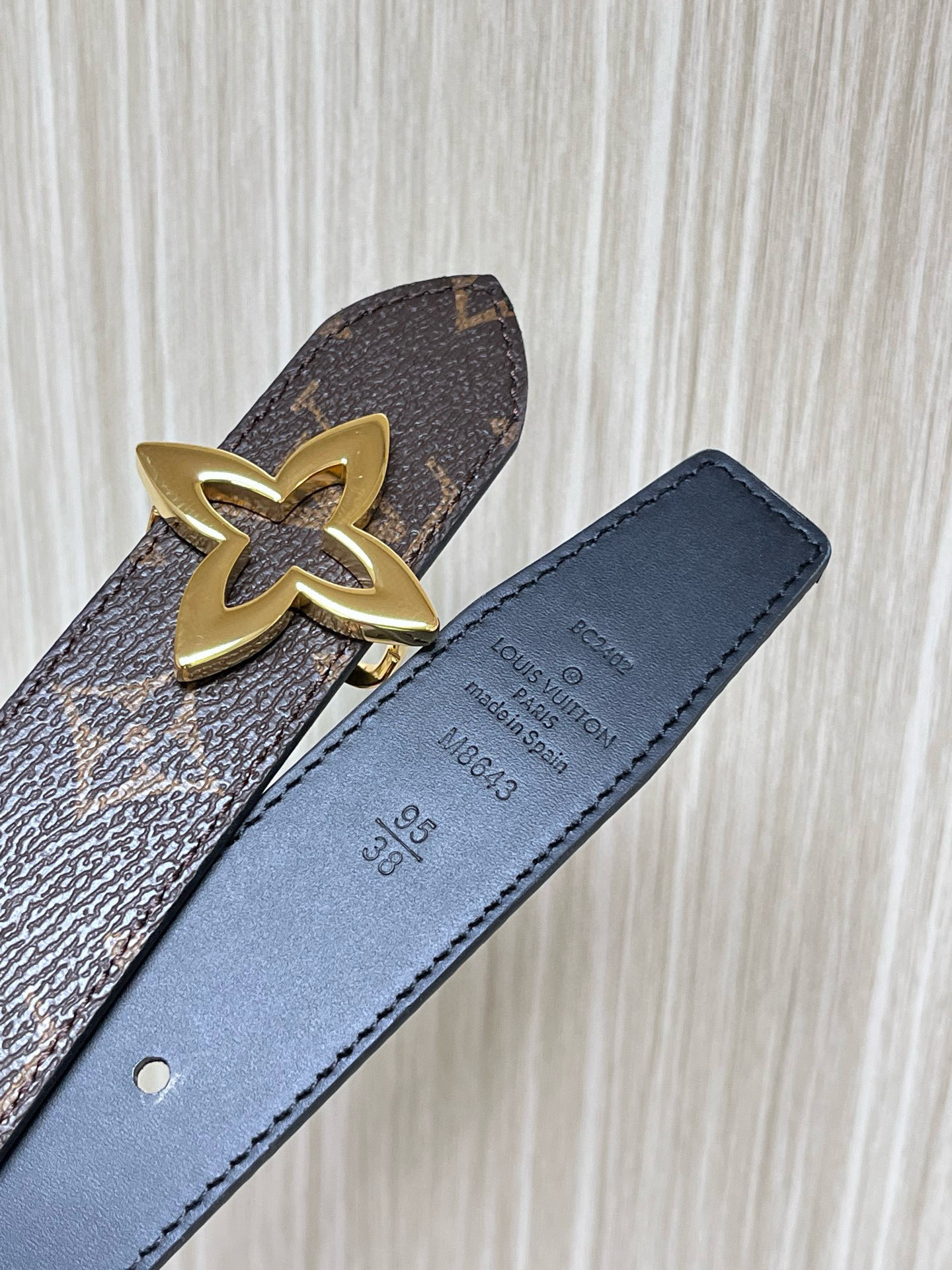 路易威登双面腰带选用 Monogram 帆布和 Monogram 压纹皮革演绎两式风尚，以宛若珠宝的柔美