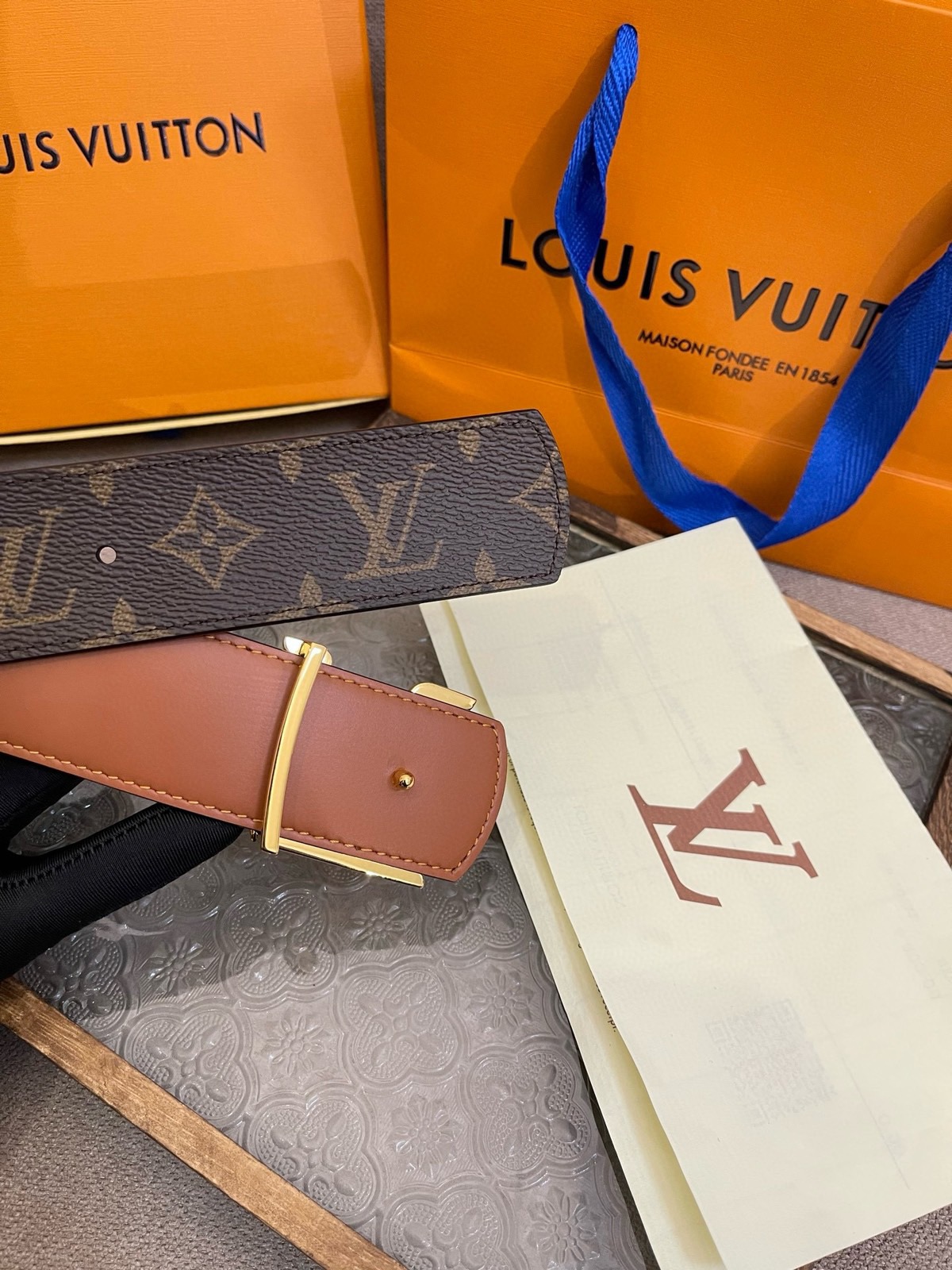 路易威登 Dimension 双面腰带将创意传承与华美街头风范共冶一炉，彰显创意总监 arrell Wi