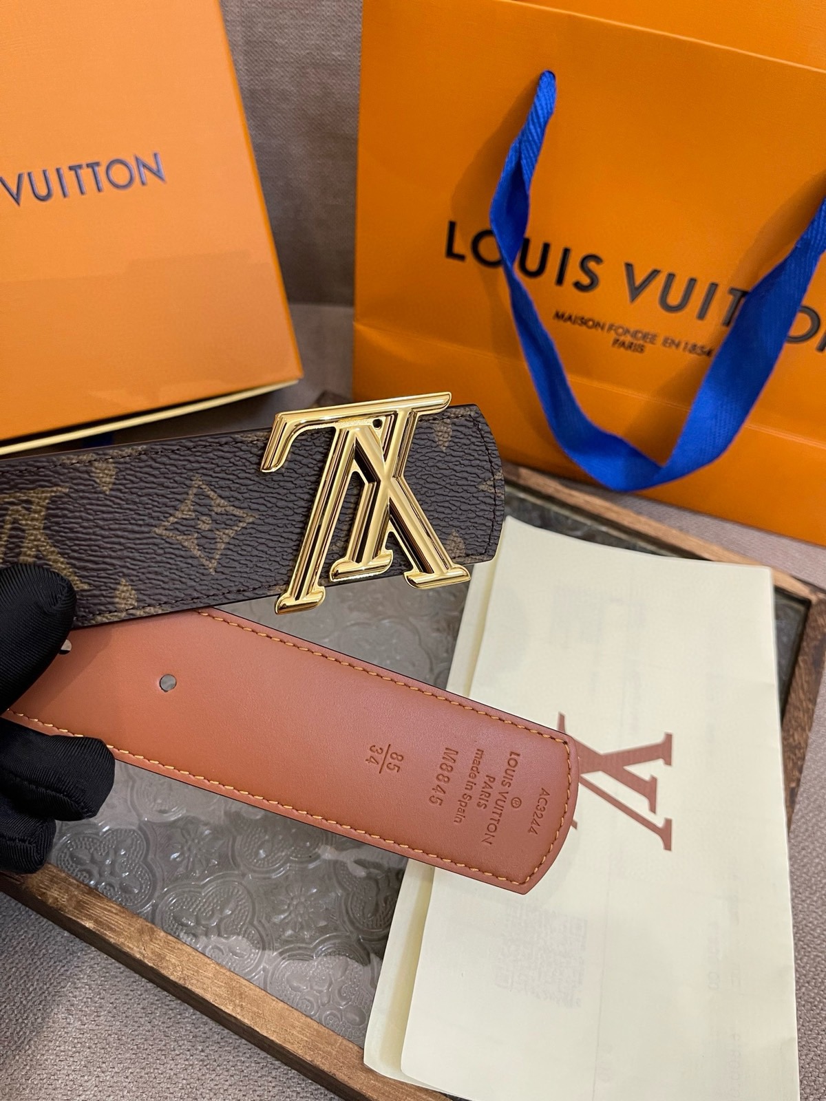 路易威登 Dimension 双面腰带将创意传承与华美街头风范共冶一炉，彰显创意总监 arrell Wi