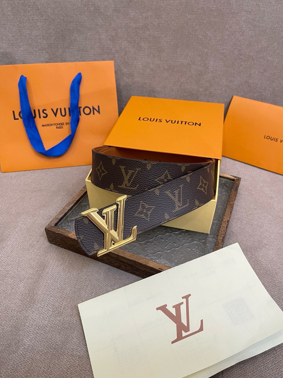 路易威登 Dimension 双面腰带将创意传承与华美街头风范共冶一炉，彰显创意总监 arrell Wi