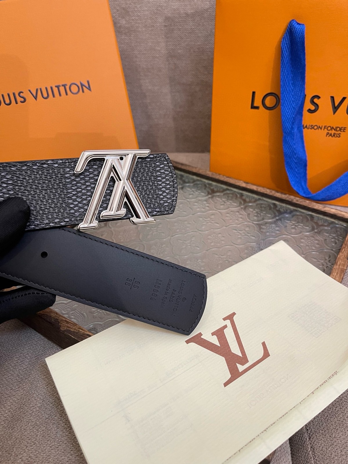 路易威登Dimension 双面腰带将创意传承与华美街头风范共冶一炉，彰显创意总监 arrell Wil