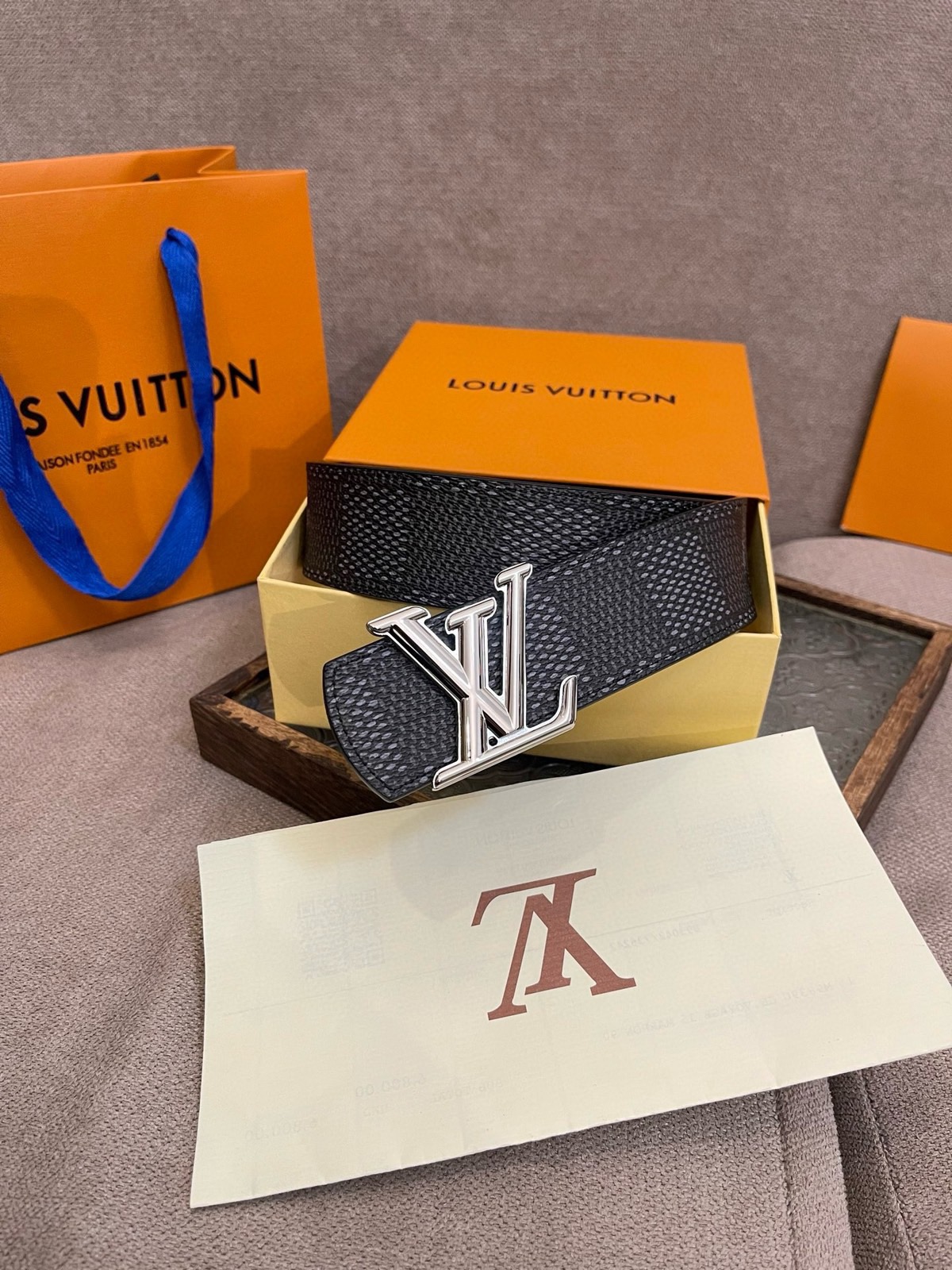 路易威登Dimension 双面腰带将创意传承与华美街头风范共冶一炉，彰显创意总监 arrell Wil